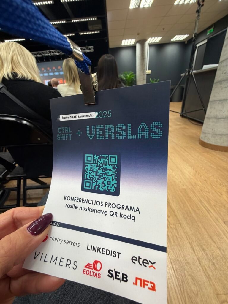 Konferencijos „Šiauliai SMART 2025: Ctrl Shift + Verslas“ dalyvio kortelė su programos QR kodu