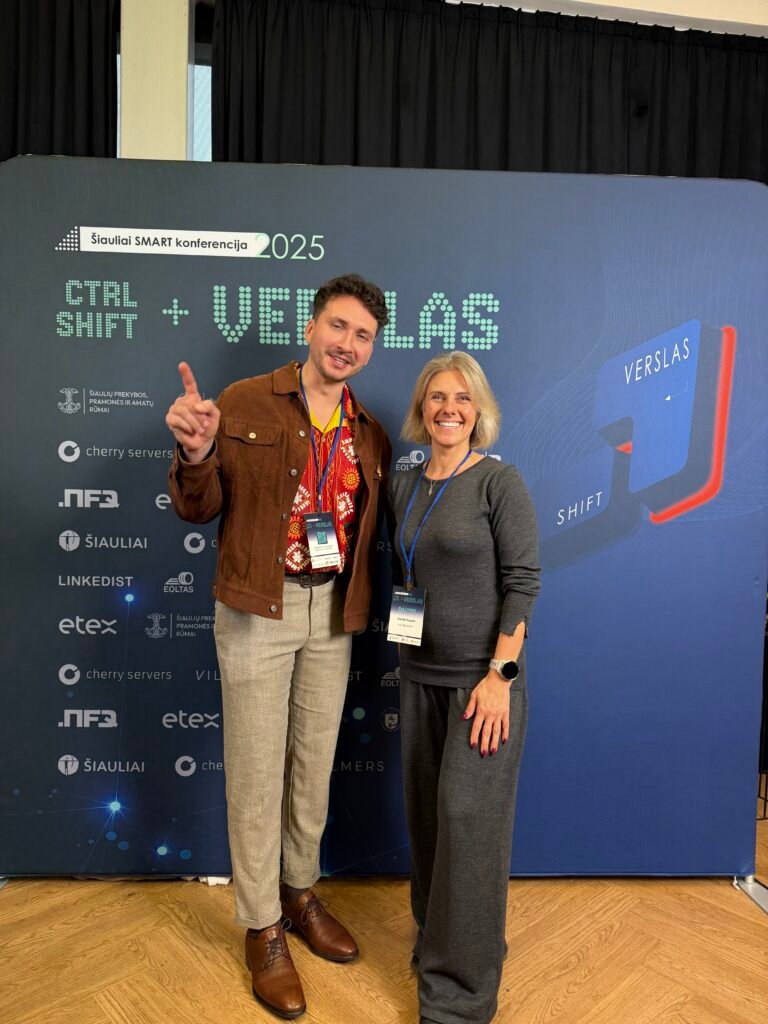 Dovilė su konferencijos pranešėju prie „Šiauliai SMART 2025“ sienelės
